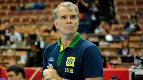 Bernardinho liderando sua equipe com foco, ação e disciplina rumo ao sucesso.

