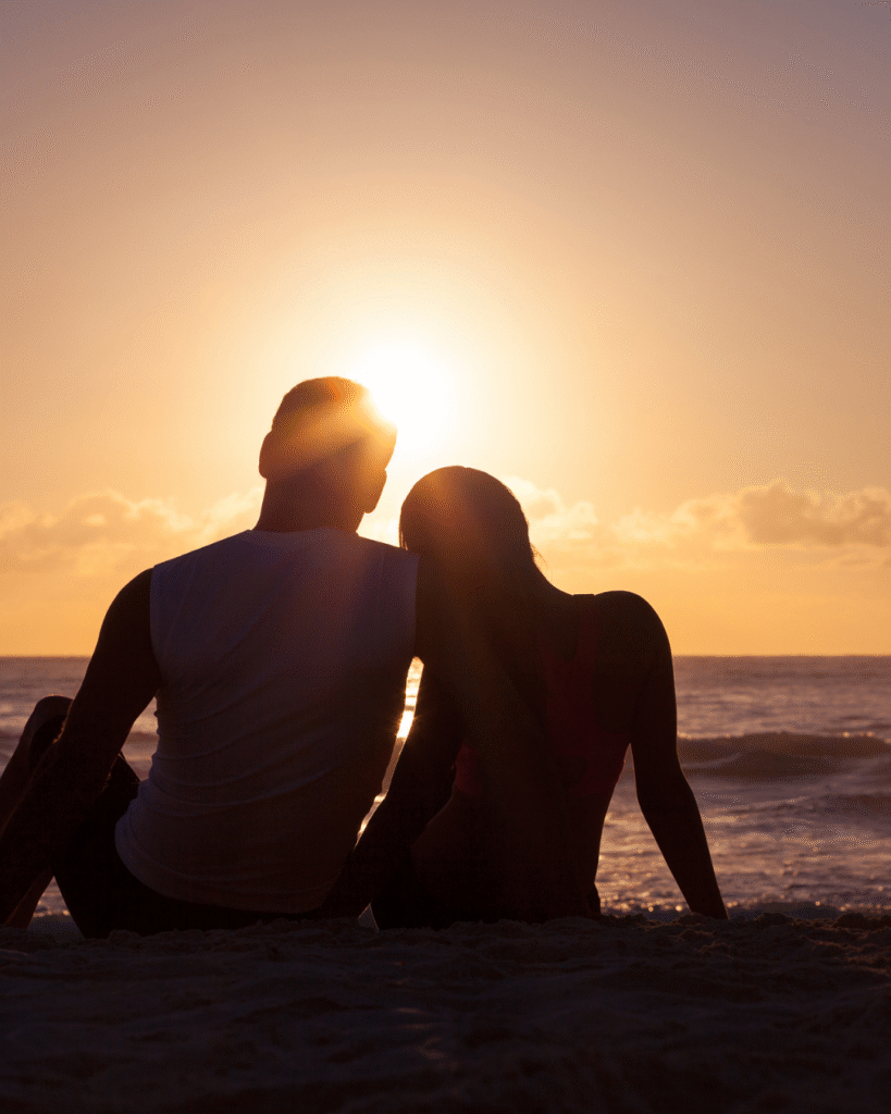 casal observando o nascer do sol, representando o foco no presente.