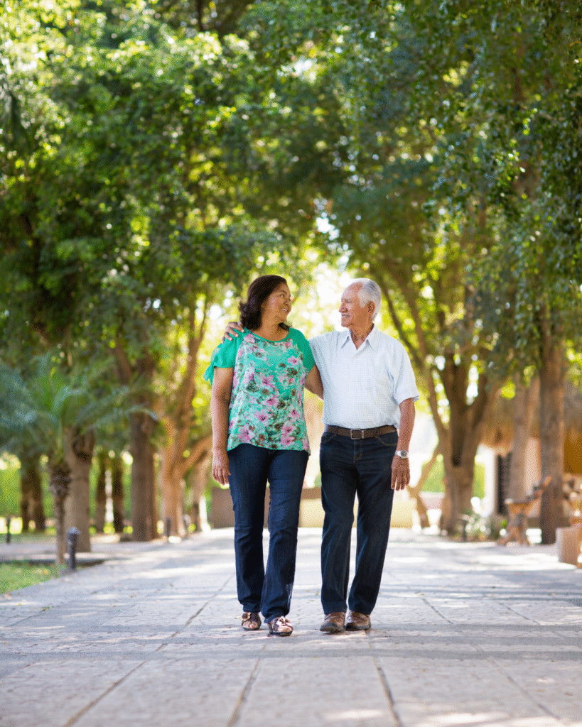pessoas caminhando lado a lado reacendendo a chama interior com conexão verdadeira