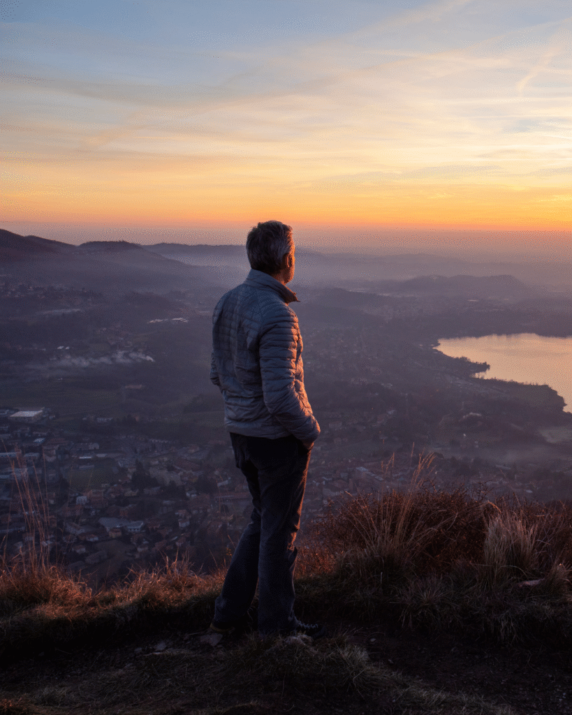 Pessoa buscando ser a melhor versão de si mesma com fé e propósito