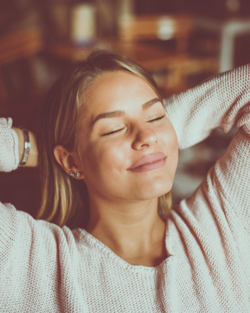 Pessoa conectada com sua essência, expressando carisma autêntico com presença espiritual e luz interior