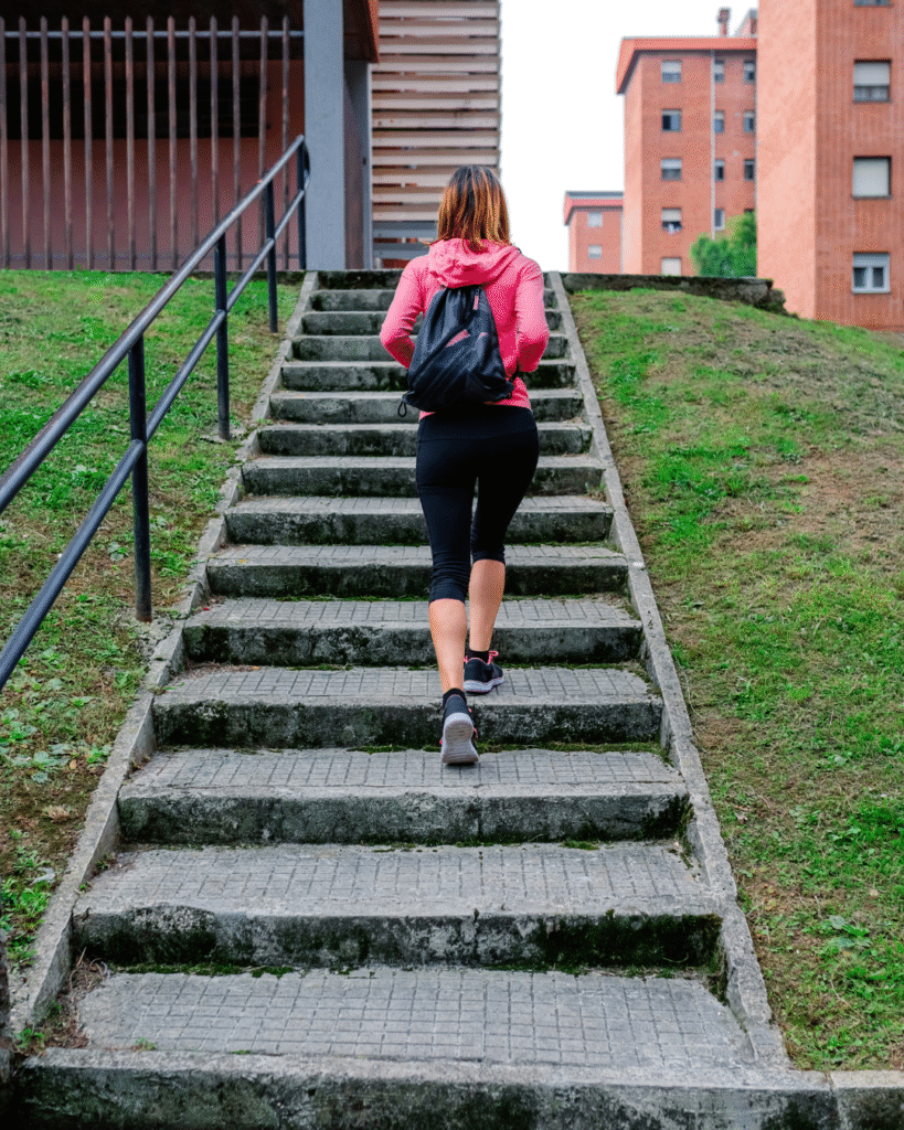pessoa subindo escada representando dedicação constante e o segredo da excelência