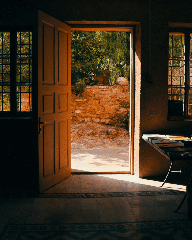 Pessoa diante de uma porta aberta simbolizando a ação e o rompimento com a hesitação.