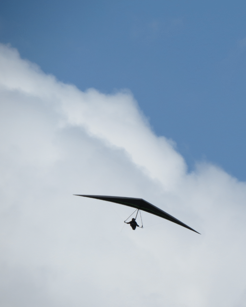 Ilustração representando superação com fé em Deus