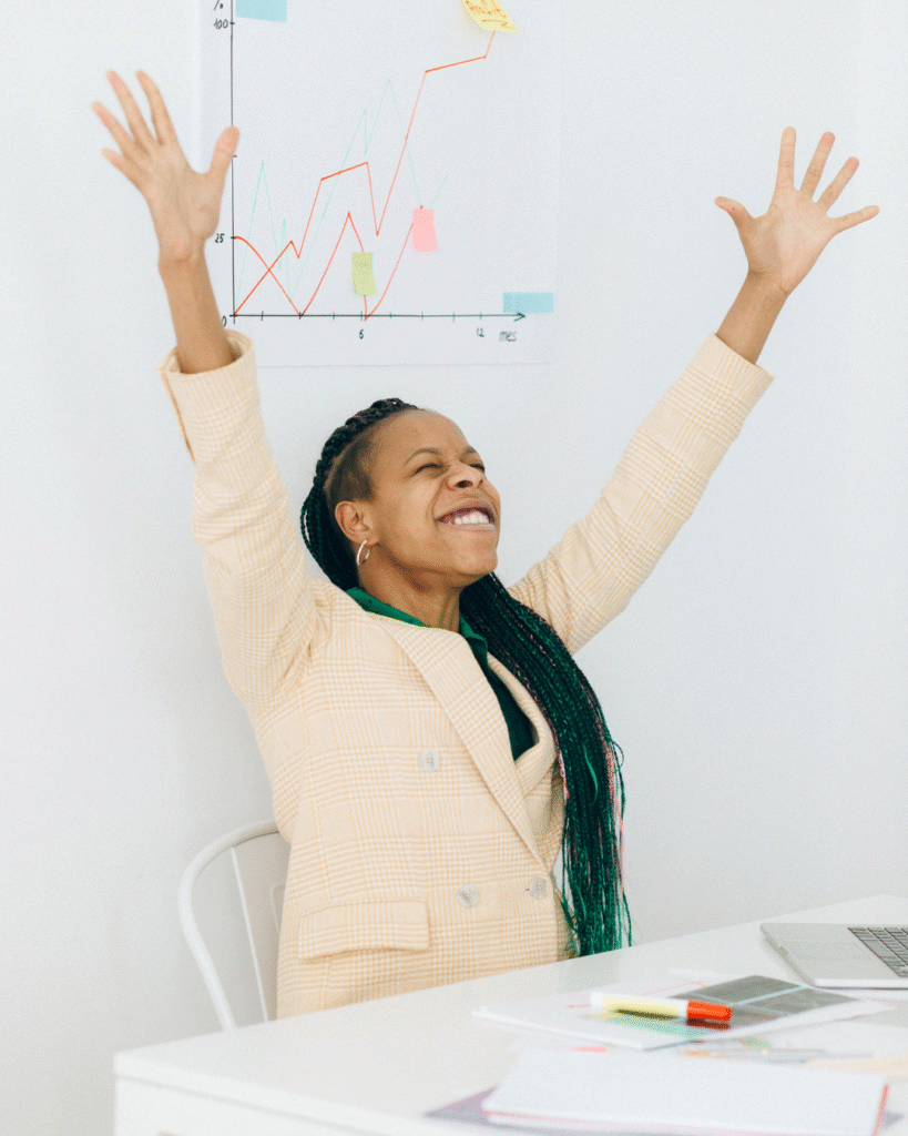 Pessoa estudando, se capacitando para oportunidades, simbolizando que a sorte encontra quem está em movimento.