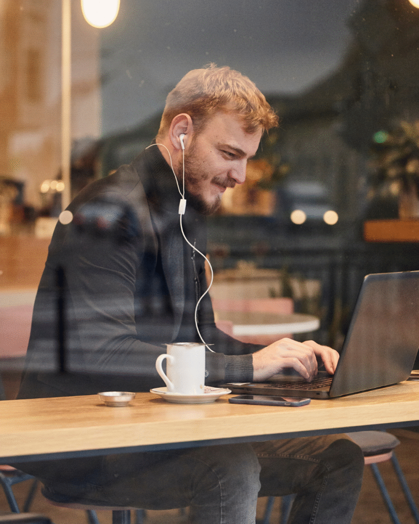 Homem planejando negócio em cafeteria com coragem para empreender mesmo com medo das dívidas