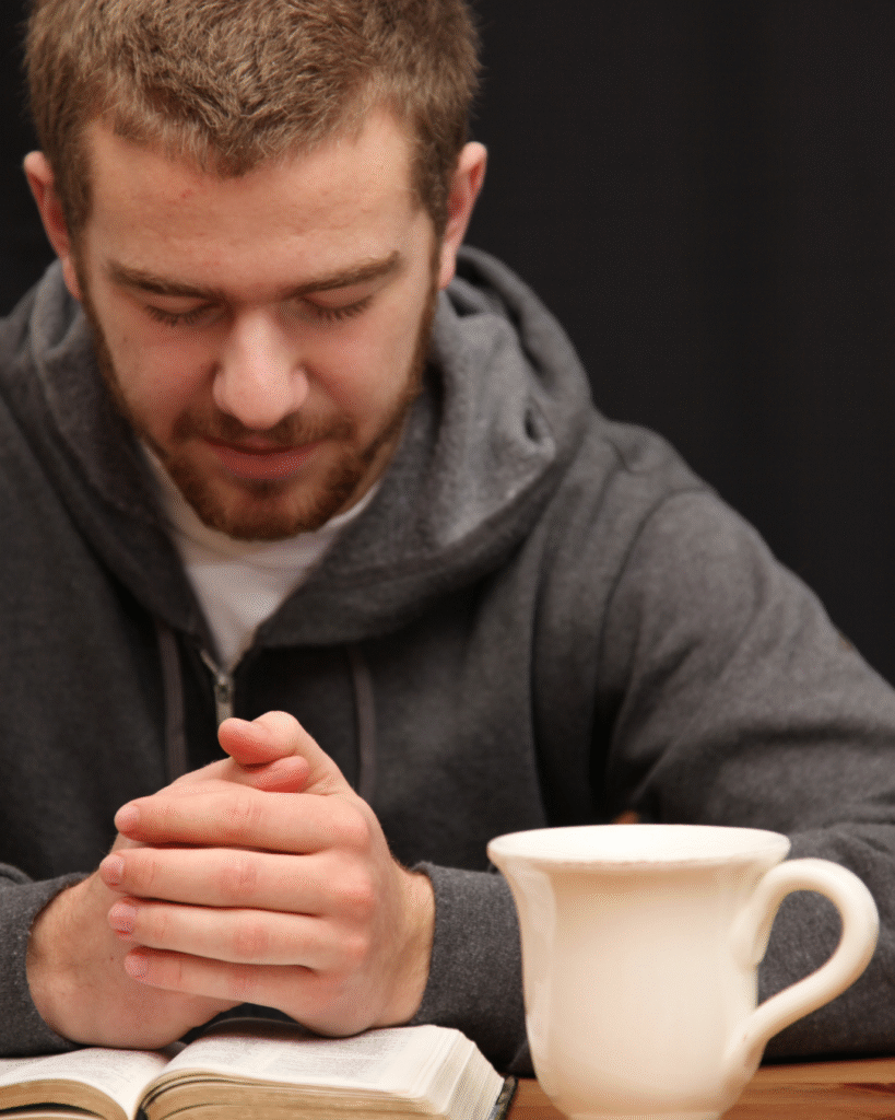 Pessoa orando pela manhã no domingo com gratidão e fé em Deus