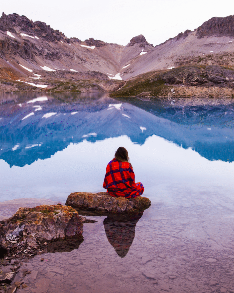 Pessoa em silêncio refletindo sobre a vida — maturidade, equilíbrio e sabedoria interior.